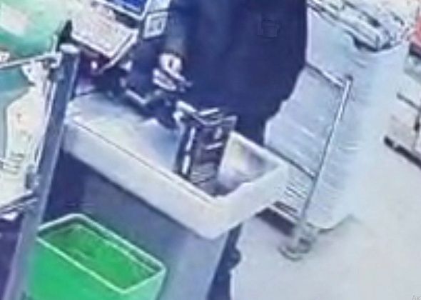 Серовчанин нашел потерянную студенткой карточку и заплатил ей за коньяк. Мужчину будут судить