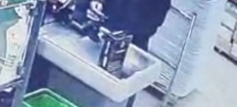 Серовчанин нашел потерянную студенткой карточку и заплатил ей за коньяк. Мужчину будут судить