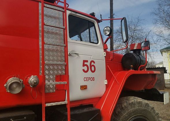 В Серове поджигают входные двери