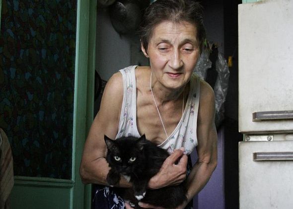 «Я боюсь, меня не будет». Серовчанка, страдающая болезнью Паркинсона, пристраивает 7 кошек