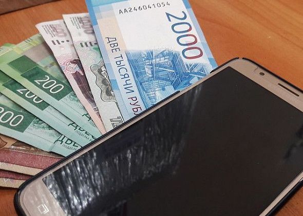 Серовчанка пошла под суд за продажу найденного телефона и покупки на чужую карту