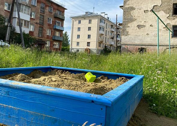 По словам серовчан, песок из новой песочницы на Первом разъезде уносят ведрами