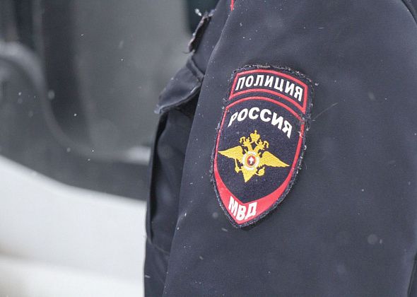 Пьяный серовчанин, возвращаясь с дня рождения бабушки, несколько раз ударил полицейского