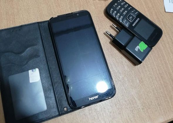 Жительницу Сосьвы, которая пыталась перекинуть сверток через забор колонии, доставили в полицию Серова