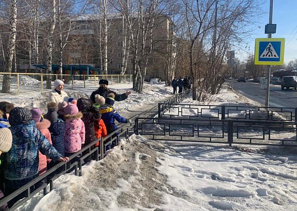 В Серове прошла акция «Шагающий автобус»
