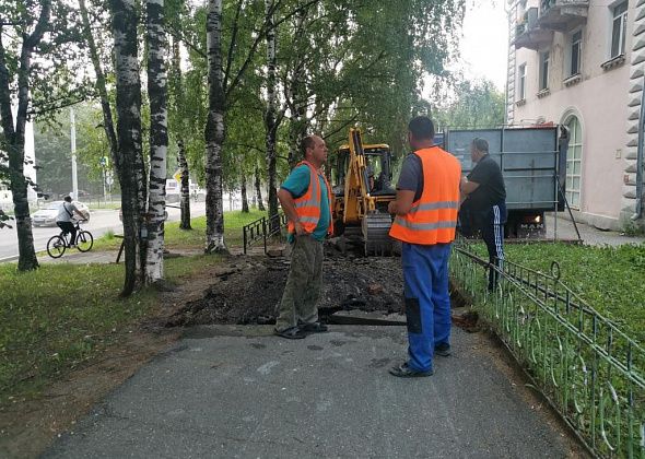 На тротуаре по улице Льва Толстого в Серове демонтируют 3 лестницы