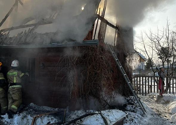 В Серове огнеборцы тушат пожар в коллективном саду. Это второй пожар в городе за сутки
