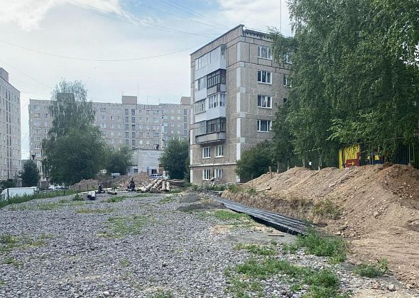 Пожилая серовчанка оправилась после падения в траншею, выкопанную строителями во дворе многоэтажки