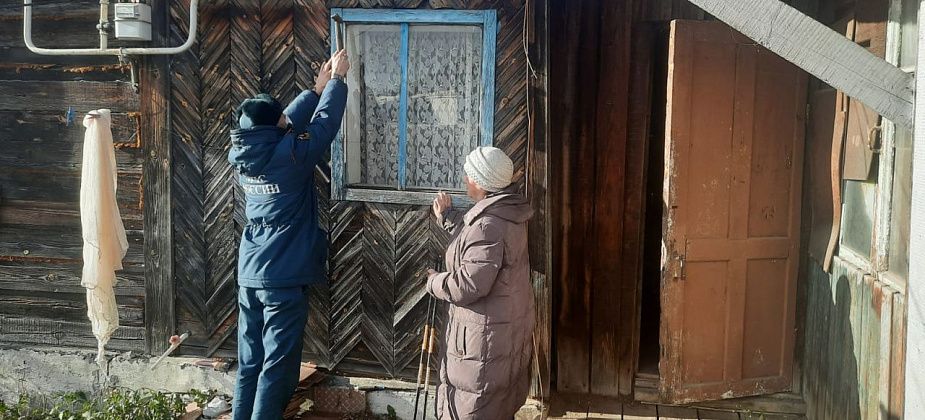 Серовские спасатели принимают участие в акции «Помоги ветерану!»