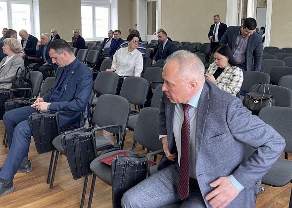 “Информация не была предоставлена”. Депутаты Серова - о заседании, на котором решалась судьба главы