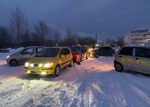 Участники группы "Взаимопомощь на дорогах" "зажгли" в Серове свою елку