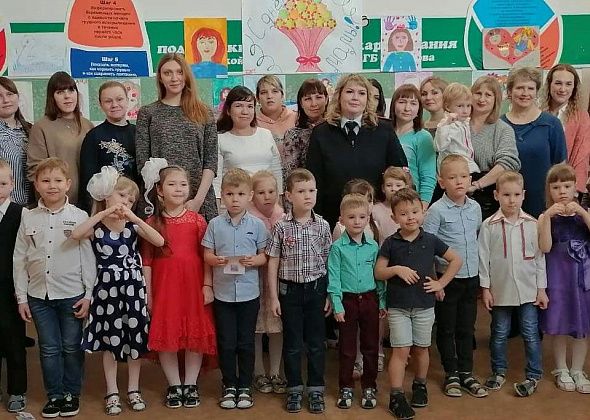 Инспекторы ГИБДД Серова поздравили будущих мам с наступающим Днем матери