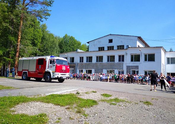 Спасатели побывали в гостях у ребят из загородного лагеря