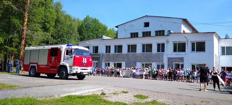 Спасатели побывали в гостях у ребят из загородного лагеря
