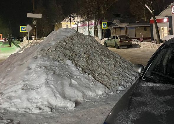 Серовчанка пожаловалась на кучи снега у выездов из дворов и на парковках – они закрывают обзор
