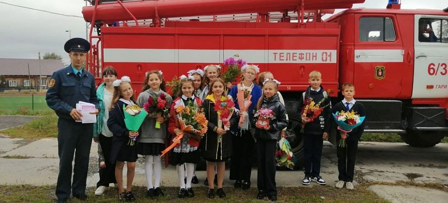 Сотрудники МЧС поздравили юных серовчан с 1 сентября
