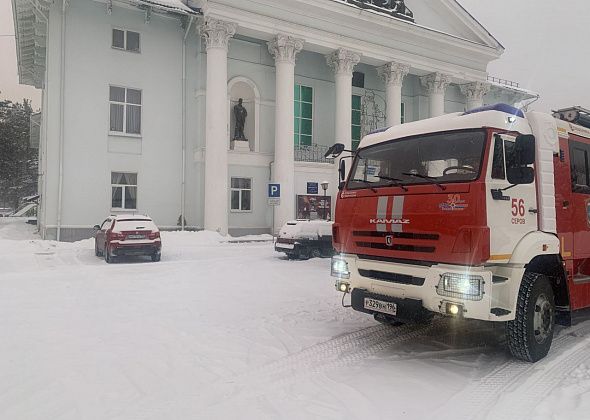Серовские огнеборцы решали пожарно-тактические задачи в ДК. По легенде горела гримерка