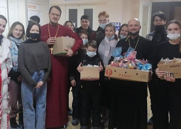Серовская епархия раздает подарки, собранные в ходе благотворительной акции "Чудо Рождества"
