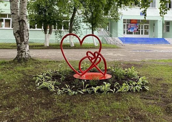 Перед одной из серовских школ появилась композиция из трех сердец