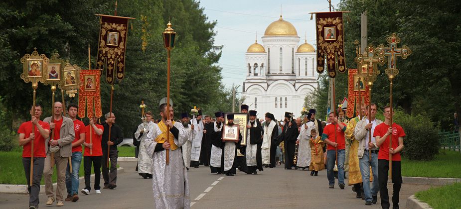 В Яблочный спас по Серову прошел крестный ход