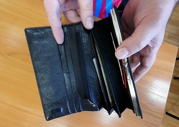 Женщина обчищала карту пенсионерки, когда деньги кончились, она оформила на пожилую жертву два кредита