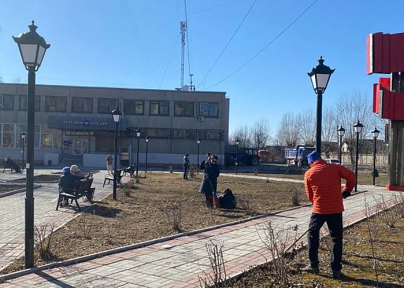 Серовские депутаты вооружились граблями, метелками и лопатами и вышли на субботник