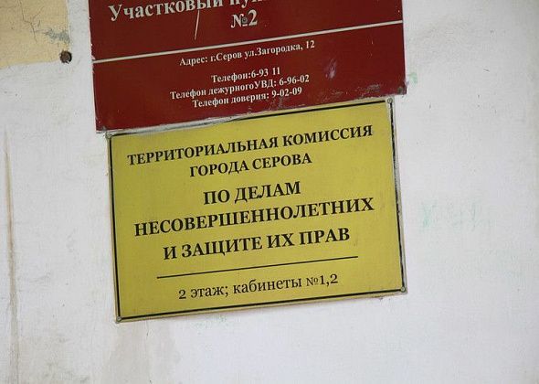 В Серове ребенок выпал из окна второго этажа