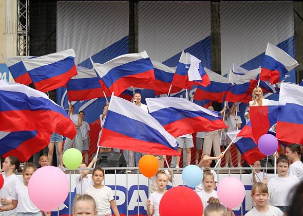 Вручили паспорта, танцевали с флагами и поздравляли «золотые пары». Серовчане отметили День России