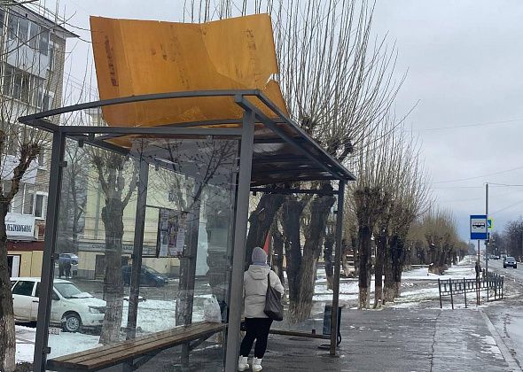 В Серове сломались крыши автобусных остановок. Обещают починить