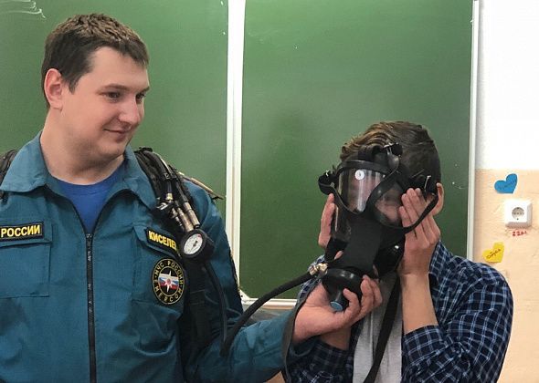 Сотрудники МЧС и ВДПО провели открытый урок в школе Серова
