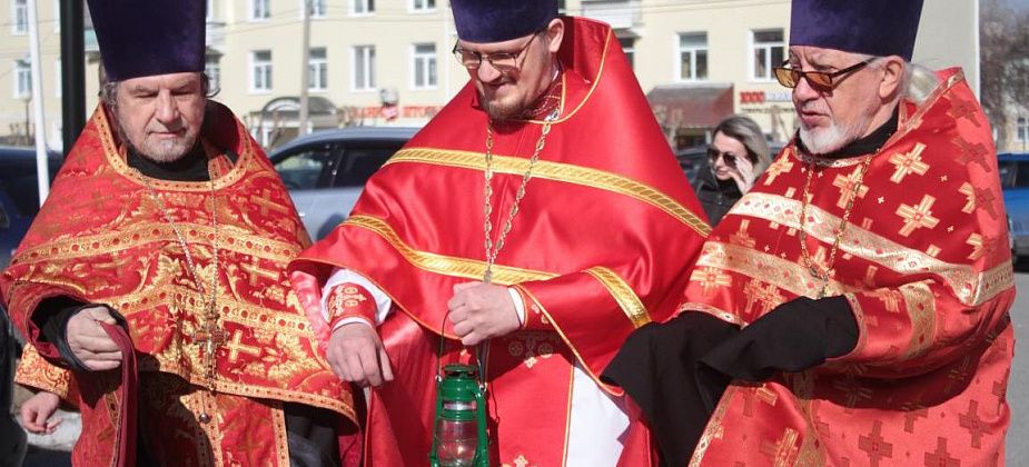 Символ любви, добра, веры. Серовчане встретили Благодатный огонь