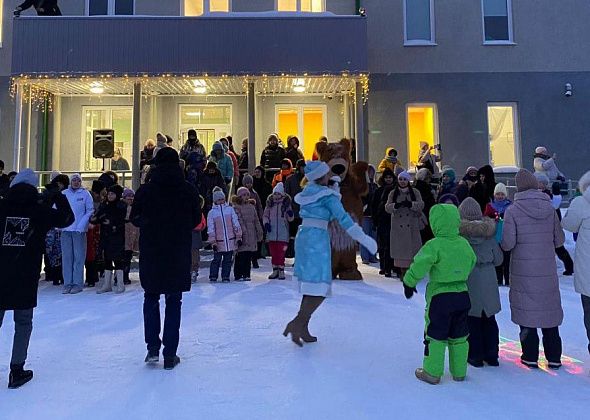 На Рождество серовским детям показали спектакль и провели игры на свежем воздухе