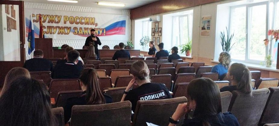 Священник рассказал полицейским Серова, как Божьи заповеди отражаются в кодексах