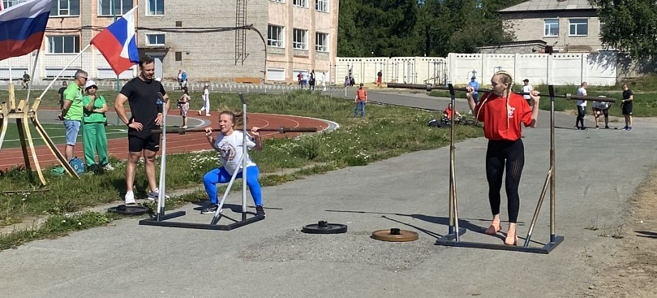 “Гонкой чемпионов”, эстафетой ГТО и спортивными матчами в Серове отметили День физкультурника