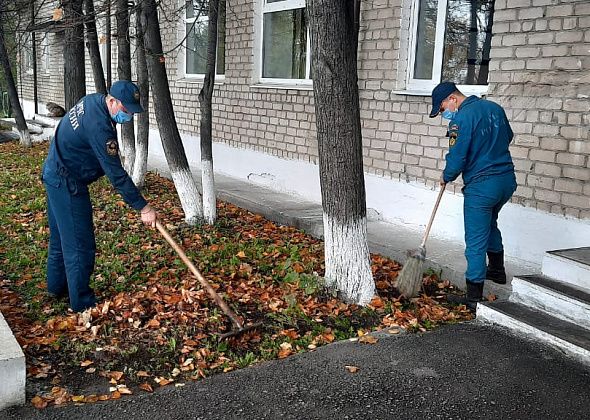 В Серове сотрудники  МЧС приняли участие в экологическом субботнике «Зеленая Россия»