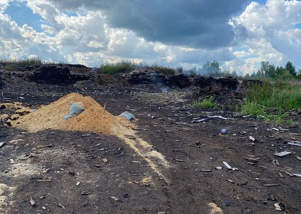 “Кто-то может бросить спичку и загорится”. Под Новой Колой тлеет отвал опила, из-за которого два года назад чуть не загорелось кладбище