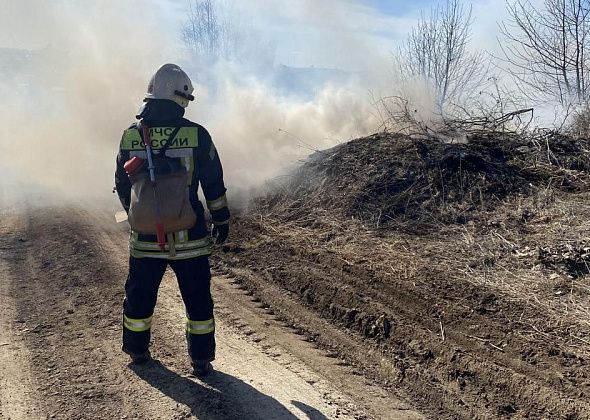 В Серове за сутки произошло четыре пожара. Горел электрощит в подъезде и сухая трава