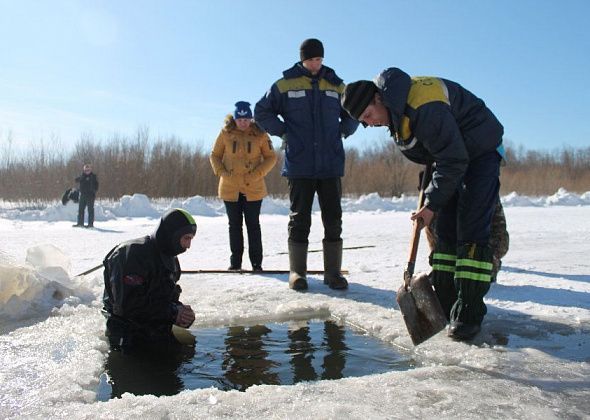 Водолазы отрабатывают участок реки, указанный мамой Любы Шастиной