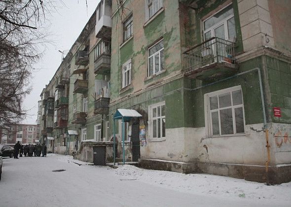 В Серове сдвинули сроки сноса дома №2 по улице Февральской Революции. Мэр предлагает жителям снести его самим