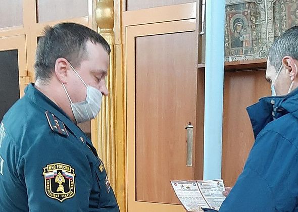 В преддверии Рождества спасатели проверяли серовские храмы