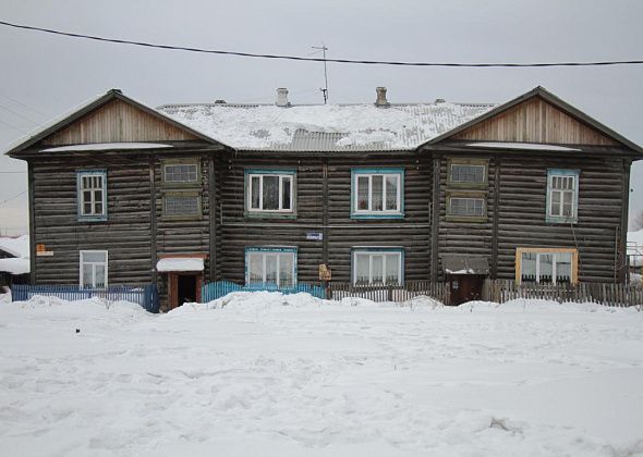 «Все запущено». Жители трухлявой двухэтажки в Серове опасаются весеннего потопа 