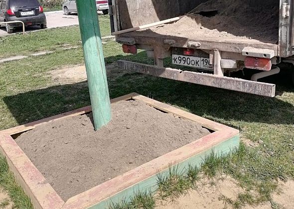 Неравнодушный горожанин наполнил пустующие песочницы песком