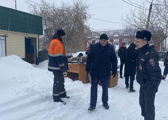В Серове начался снос незаконно установленного кафе