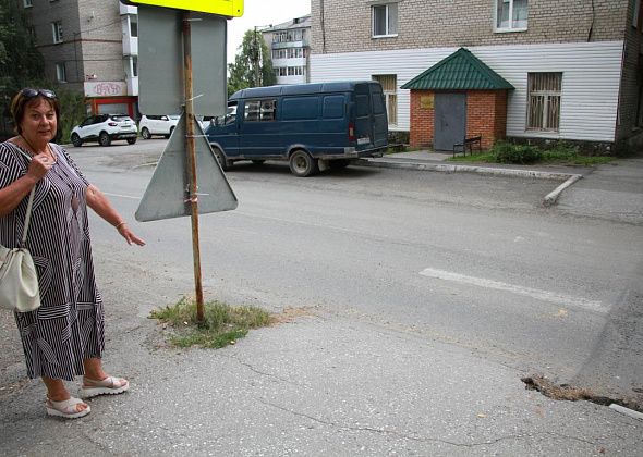 «Зимой это место – каток». Горожанка обратила внимание на опасный пешеходный переход в центре Серова